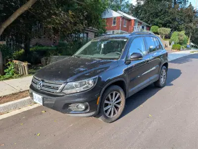 2012 Tiguan 2.0 tsi with 172000km Selling as is. tire pressure light on, brake light on, sunroof sha...