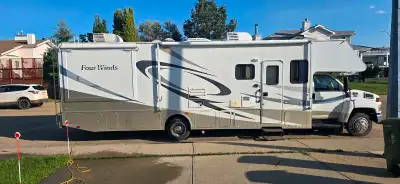 2007 Jayco Four Winds Super C Duramax Diesel 80,000 kms On-Board Generator 35 ft 2 Slide Outs Brand...