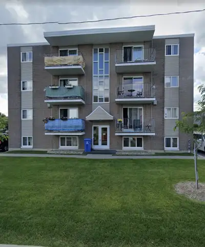 Logement 2 1/2 dans un immeuble tranquille près de tout les services . Demi sous-sol avec des fenêtr...