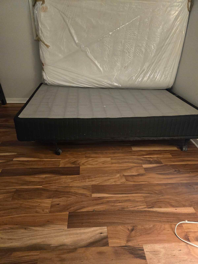 Twin mattress + box + frame with wheels  dans Autre  à Ville de Montréal