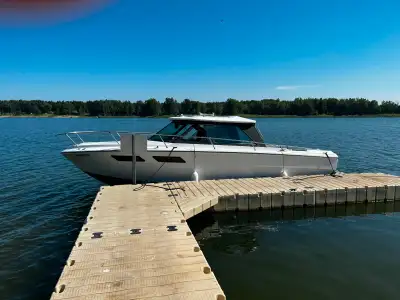 Sea Ray SRV240 Hardtop & Trailer Solid 24ft hardtop boat ideal for the great lakes and provides a co...