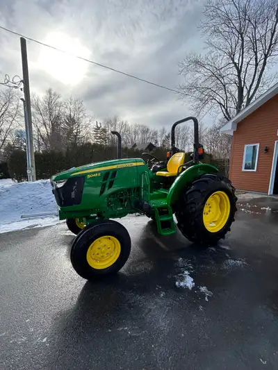 John deere 5045e 2022 avec seulement 94.5 heures, Valeur de 52000$ demandes 30500$.maintenance faite...