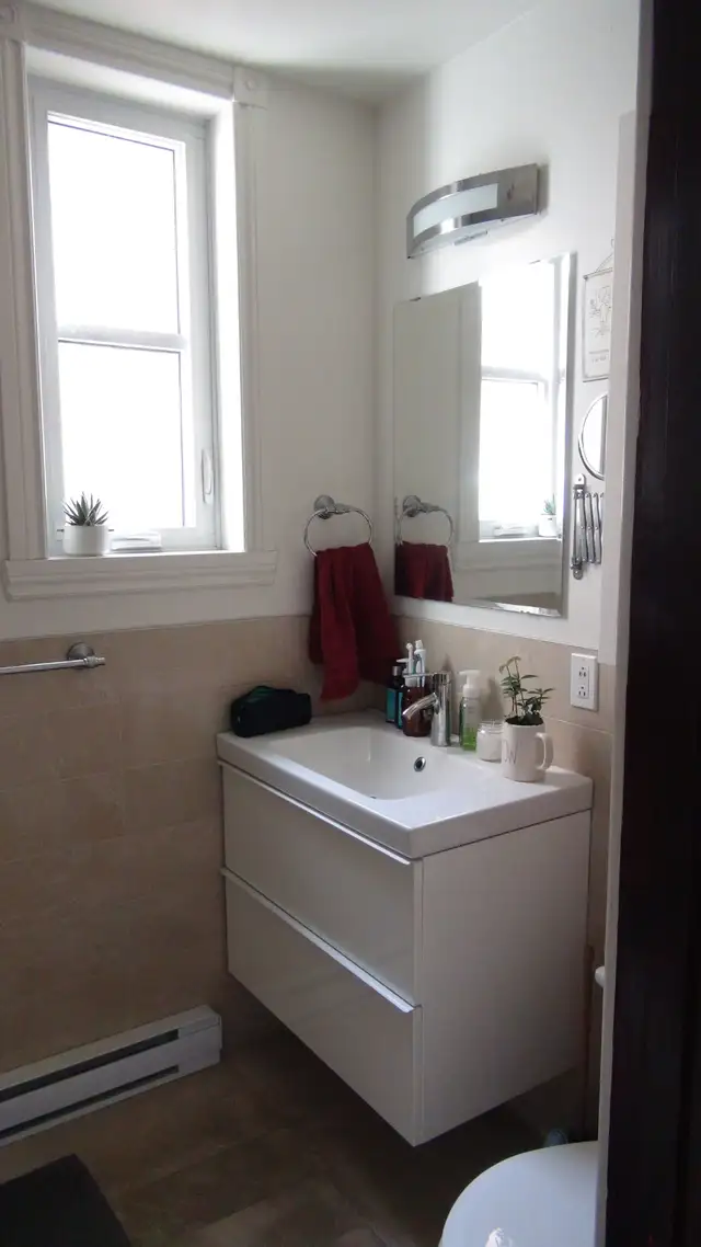 Grand 41/2  laveuse sécheuse 2 chambres  3 e étage Metro PIE IX in Long Term Rentals in City of Montréal - Image 3