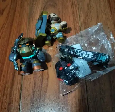 Offering a set of used Skylanders figurines and a Star Wars Darth Vader keychain, perfect for collec...