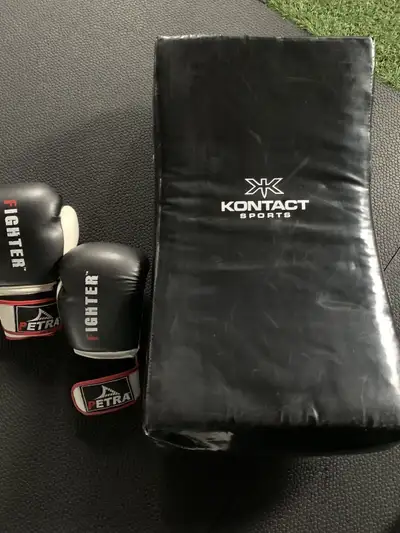 TheBOXING kick pad 70$ KICK PAD KONTACT SPORT Très bon état/ very good condition PAS DE DÉCHIRURE/ N...