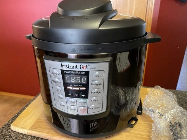 Instant Pot Lux Pressure Cooker in Microwaves & Cookers in Winnipeg - Image 2