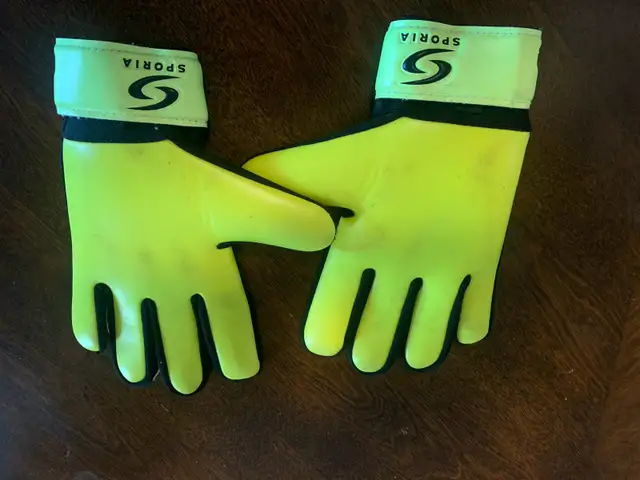 Soccer Goalie Gloves in Soccer in Owen Sound - Image 3