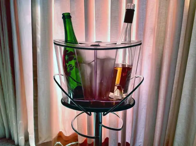 Rare Screwpull by Le Creuset Acrylic Ice Bucket and Stainless St in Kitchen & Dining Wares in Cowichan Valley / Duncan - Image 3