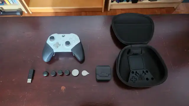 Xbox Elite Controller Series 2 + Xbox Wireless Adapter in XBOX One in City of Montréal - Image 3