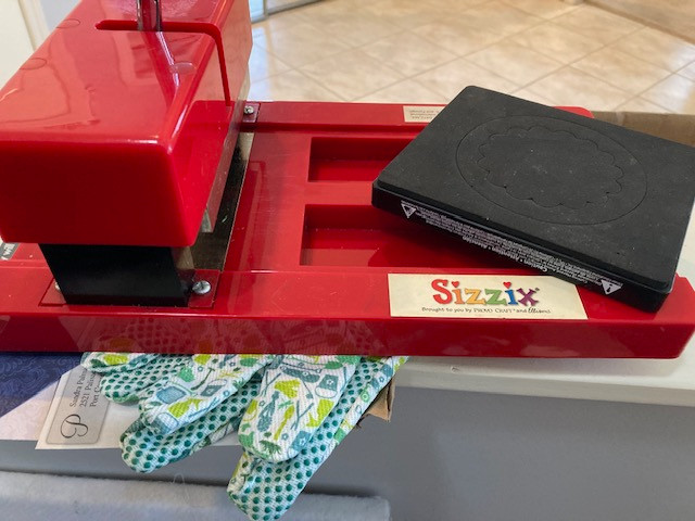 PAPER CUTTER in Hobbies & Crafts in Tricities/Pitt/Maple