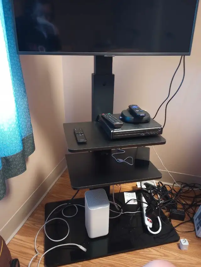 Samsung QLED 32 inch smart television with stand in TVs in Ottawa - Image 3