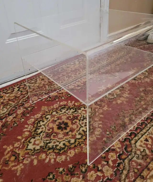 Vintage Acrylic Waterfall Table in Arts & Collectibles in Markham / York Region - Image 4