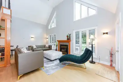 Modern 6BR Retreat in Caledon, View more