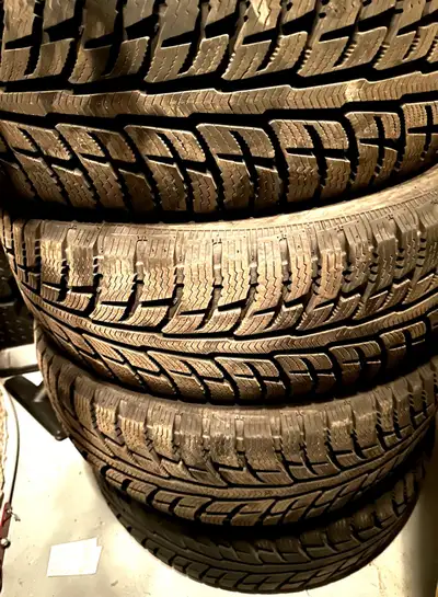 Ensemble de 4 pneus d'hiver, dimension 225/65R16 100T. - Utilisés une seule saison, beaucoup de seme...