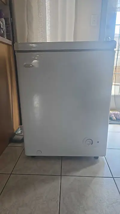 Keep your groceries perfectly chilled with this compact Danby chest freezer, featuring a reliable wh...
