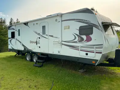 Front kitchen, rear bedroom queen size bed and sliding door closet wall to wall. Electric stabilizer...