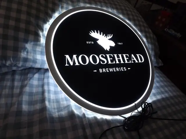 MOOSEHEAD ROUND LIGHT - UP SIGN/BAR & PUB SIGN/15 INCH DIAMETER in Arts & Collectibles in City of Toronto - Image 4