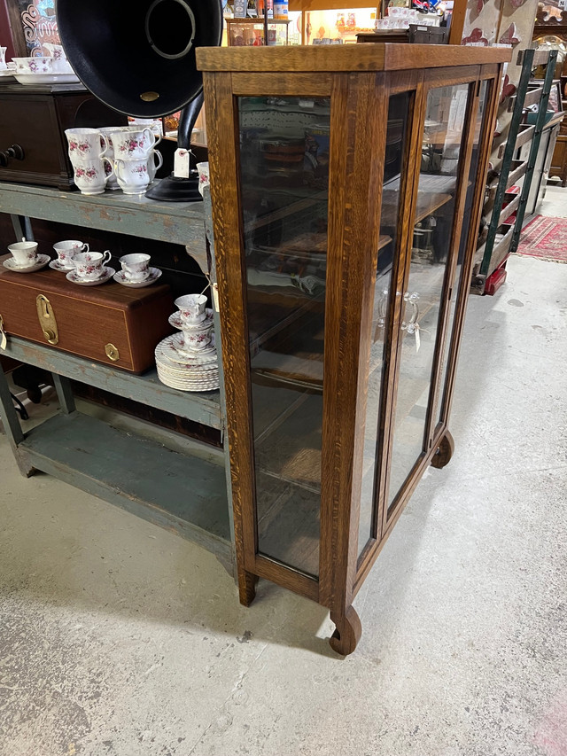 Beautiful solid oak display cabinet  in Hutches & Display Cabinets in Edmonton - Image 4