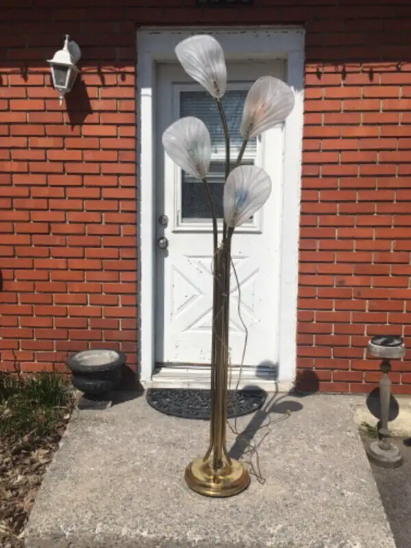 Lampe sur Pied Vintage floor Lamp Glass Shades 3 way in Indoor Lighting & Fans in City of Montréal - Image 2