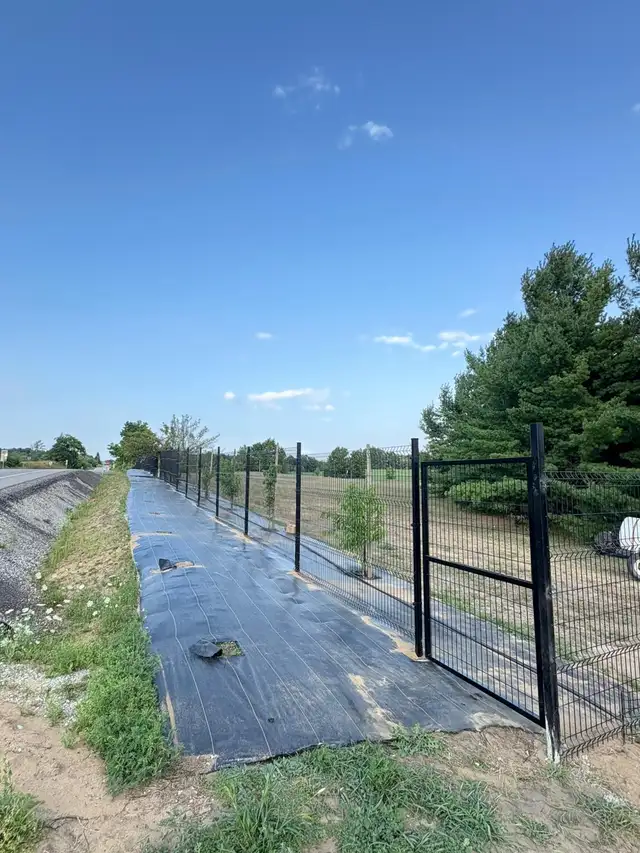 3D Curve Mesh Fence Panels 6 FT T x 10 FT W in Other in City of Toronto - Image 5