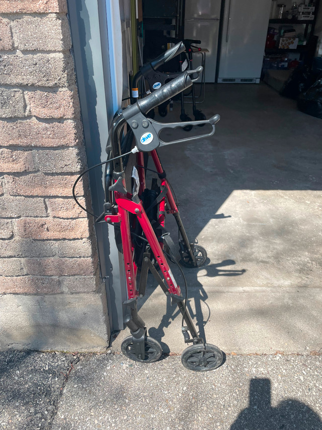 Excellent condition foldable walker made by Drive. in Health & Special Needs in Kitchener / Waterloo - Image 4