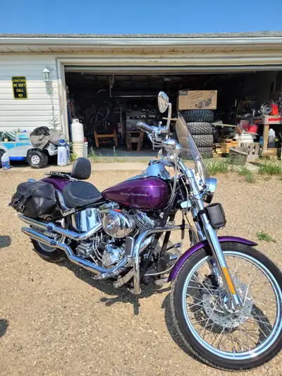 88 twin cam 5 spd 18,200 kms LED lights Corbin solo seat/ back rest Short small windshield After mar...