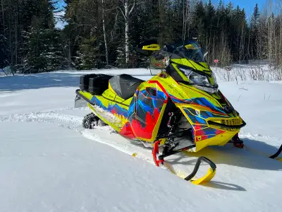 2015 skidoo 800 XRS Renegade. 1.5 X 137 track, Factory light bar, electric start and pull start, LED...