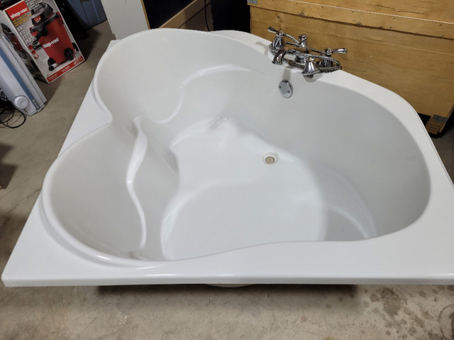 Heart Shaped Bath Tub in Plumbing, Sinks, Toilets & Showers in Moose Jaw