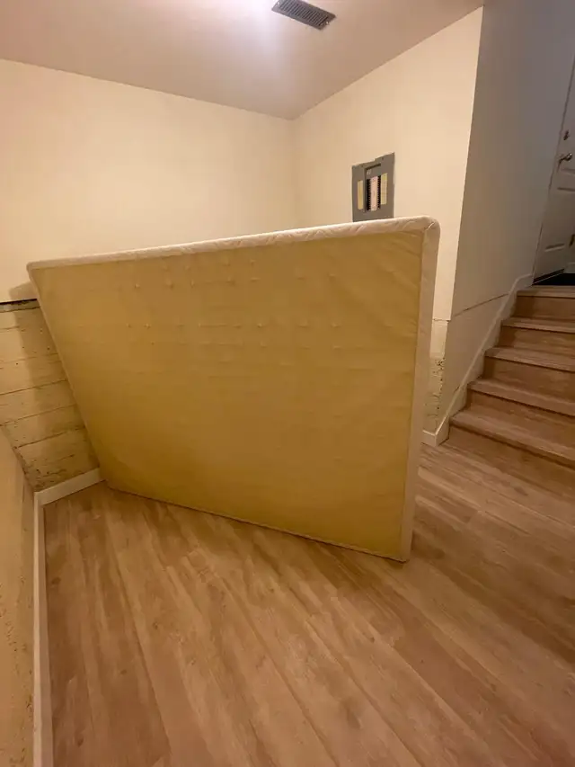 Beautyrest Queen Size Box Spring in Beds & Mattresses in North Shore - Image 2