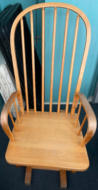 chaise berçante de bois