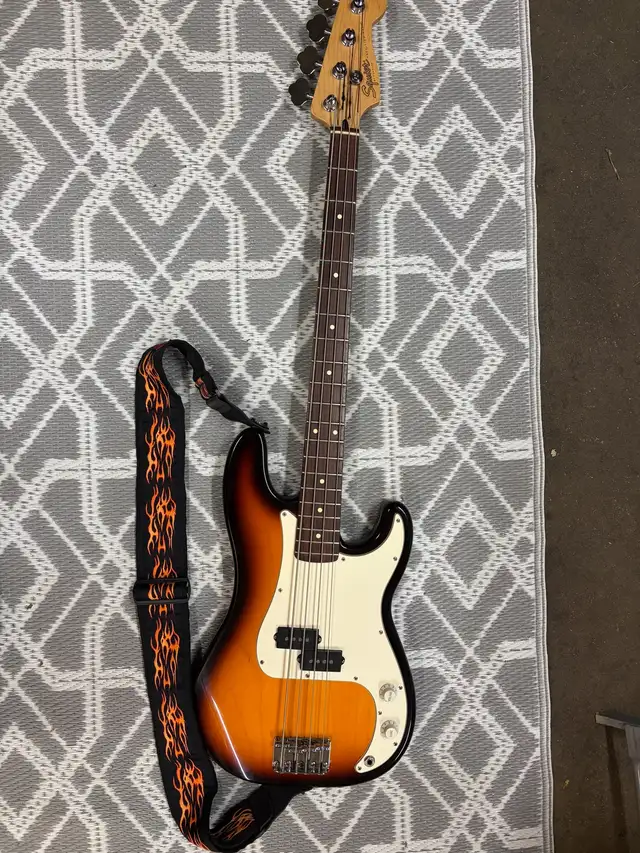 Bass Guitar in Guitars in Edmonton - Image 3
