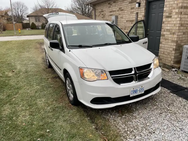 2015 Dodge Grand Caravan in Cars & Trucks in Leamington - Image 2