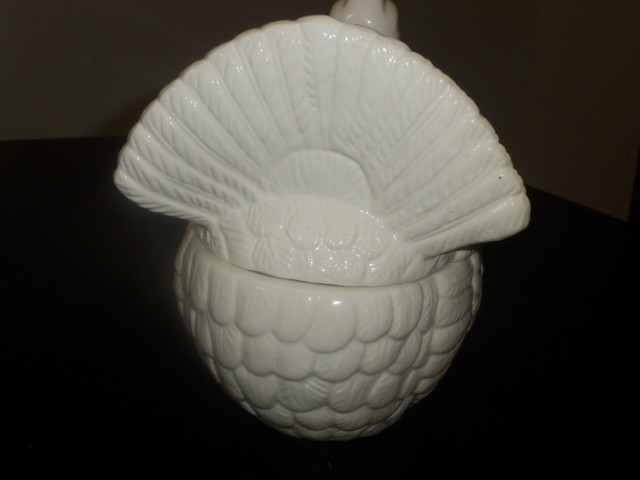 Plat de service en  céramique blanche en forme de dinde dans Autre  à Longueuil/Rive Sud - Image 4