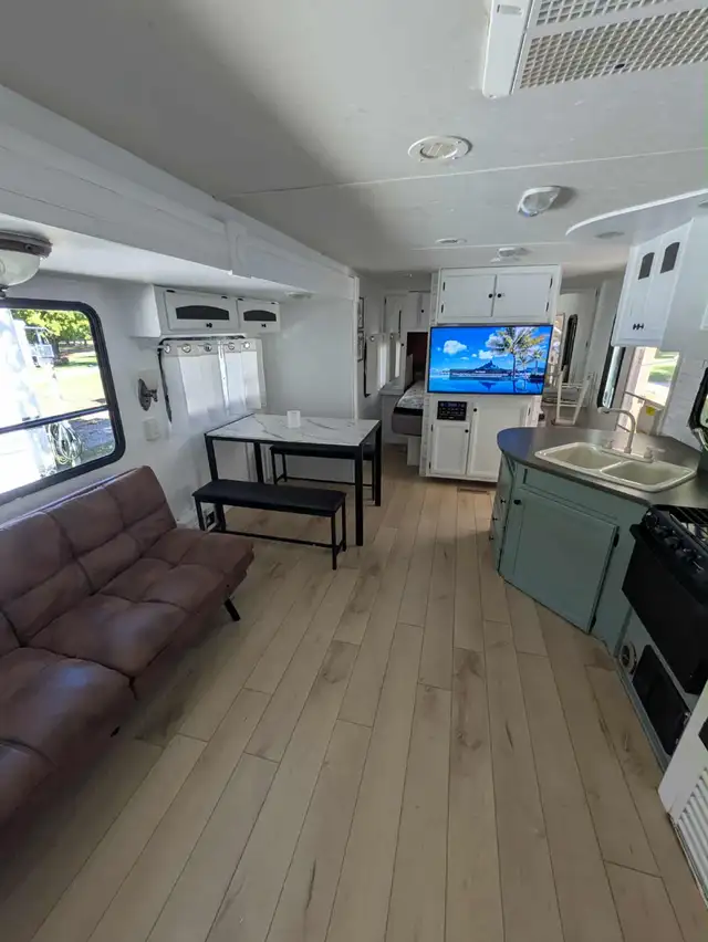 31 feet Trailer on lot- Westport Ontario  in Travel Trailers & Campers in Kingston - Image 5