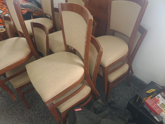 Dining Table with Leaf and 4 Chairs - $100 in Dining Tables & Sets in Oshawa / Durham Region - Image 3
