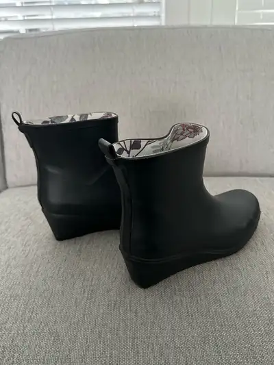 Black Rain Boots Size 9 Bottes de pluie taille 9, View more