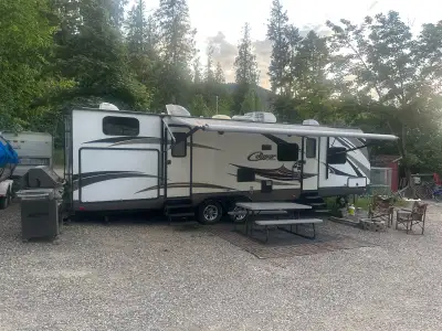 Great family trailer Outdoor kitchen Sleeps 10