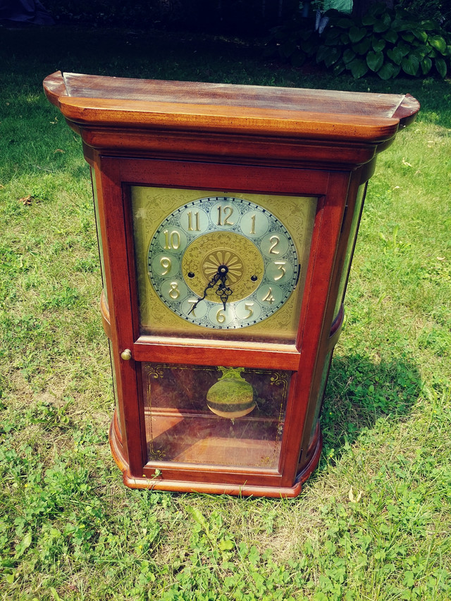 Howard Miller vintage wall mantle clock with chimesWith key and in Arts & Collectibles in Markham / York Region