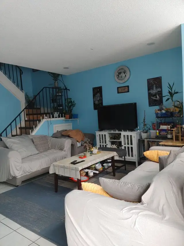 ROOM FOR RENT LADY ONLY @ FINCH/VICTORIA PARK M9VE IN NOW!.