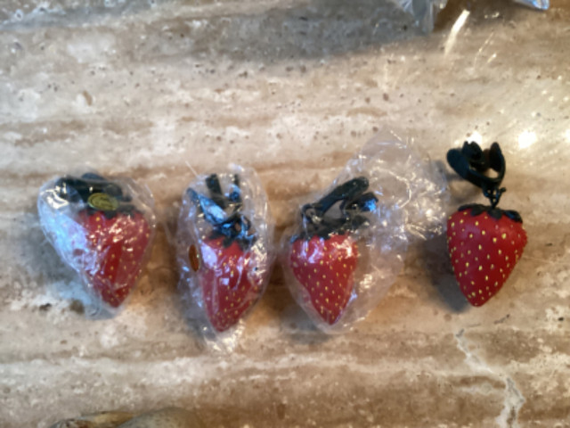 4 Strawberry Resin Outdoor Tablecloth Weights with Clips dans Vaisselle et articles de cuisine  à Ouest de l’Île