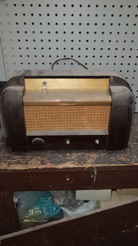 WTB: Antique tube radio's or parts in Arts & Collectibles in Swift Current