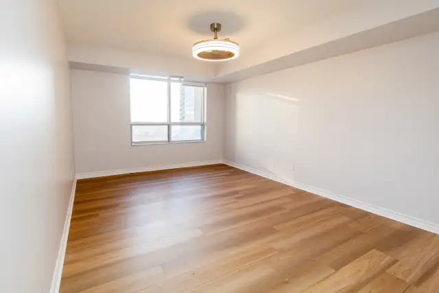 Mississauga Condo Available Immediately For Sale in Condos for Sale in Mississauga / Peel Region - Image 18