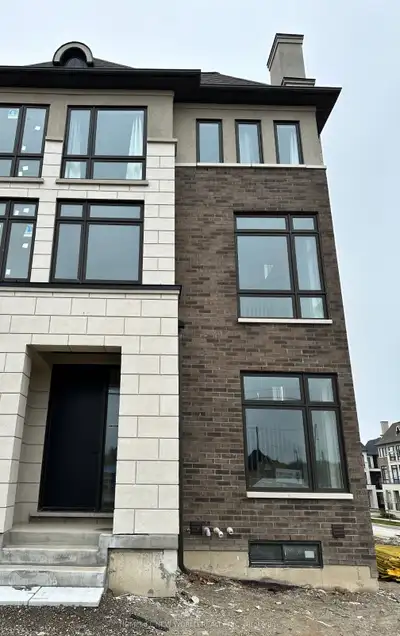 Brand new luxury end unit town house in excellent Oakridge neighborhood. Close to Lake Wilcox & Bond...