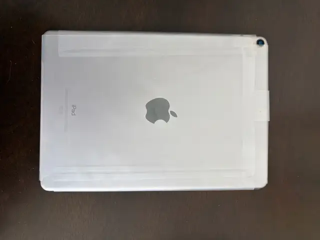 iPad Pro & Logitech keyboard case in iPad & Tablet Accessories in City of Toronto - Image 3