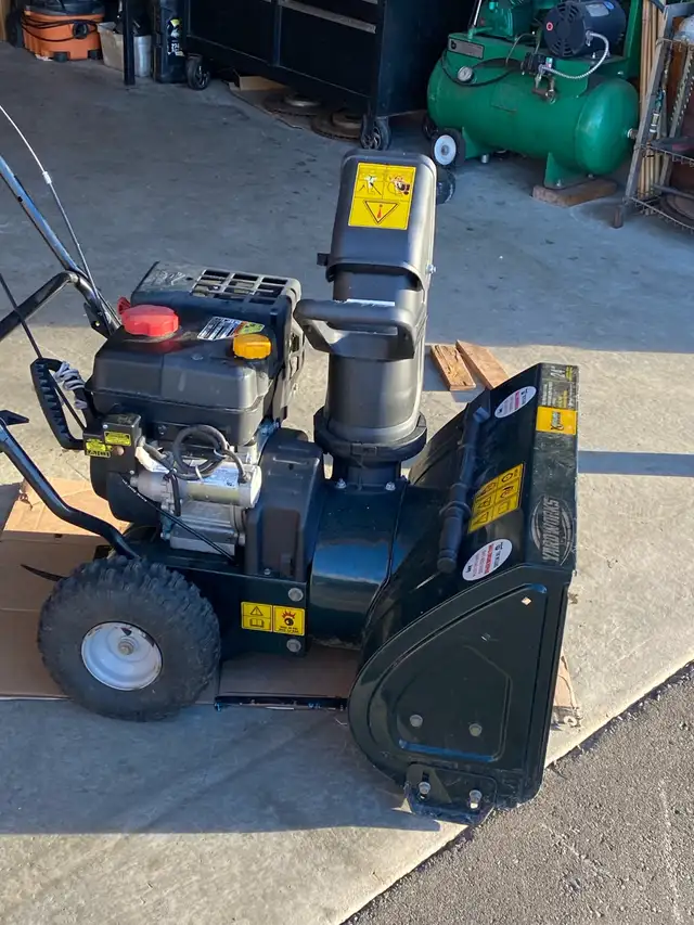 24 inch yardwork Snowblower in Snowblowers in Mississauga / Peel Region - Image 6