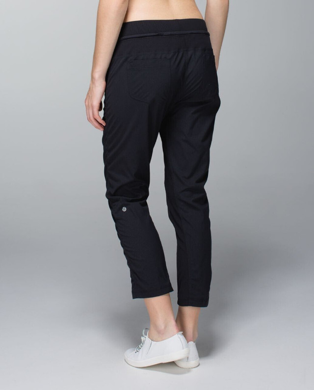 LULULEMON STREET TO STUDIO PANT UNLINED 25" BLACK SIZE 10 in Women's - Bottoms in City of Toronto - Image 3