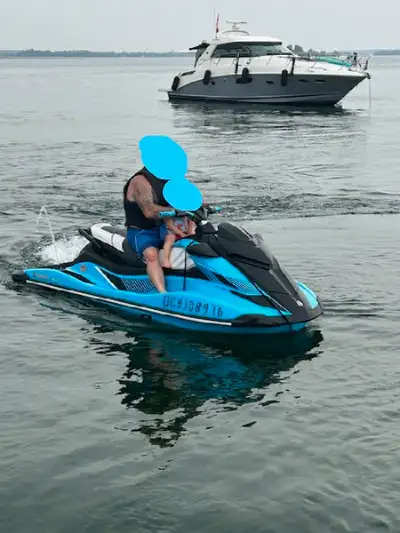 Moto marine couleur Cyan acheté neuf avec remorque. 34 heures de fait depuis 2022 comme neuf Yamaha...