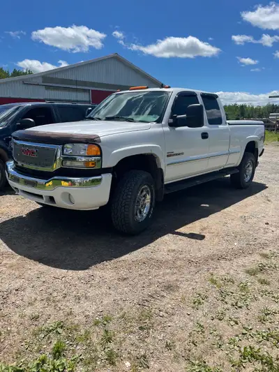 2006 GMC Sierra HD 2500 series LS. 4x4, Duramax LBZ with Allison 6 speed transmission 32,000 origina...