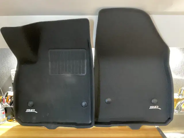 TAPIS AUTO -3D -FIBRE -PRESQUE NEUF in Other in Rimouski / Bas-St-Laurent - Image 3