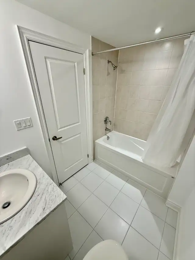 HOME FOR RENT IN STREETSVILLE in Long Term Rentals in Mississauga / Peel Region - Image 9